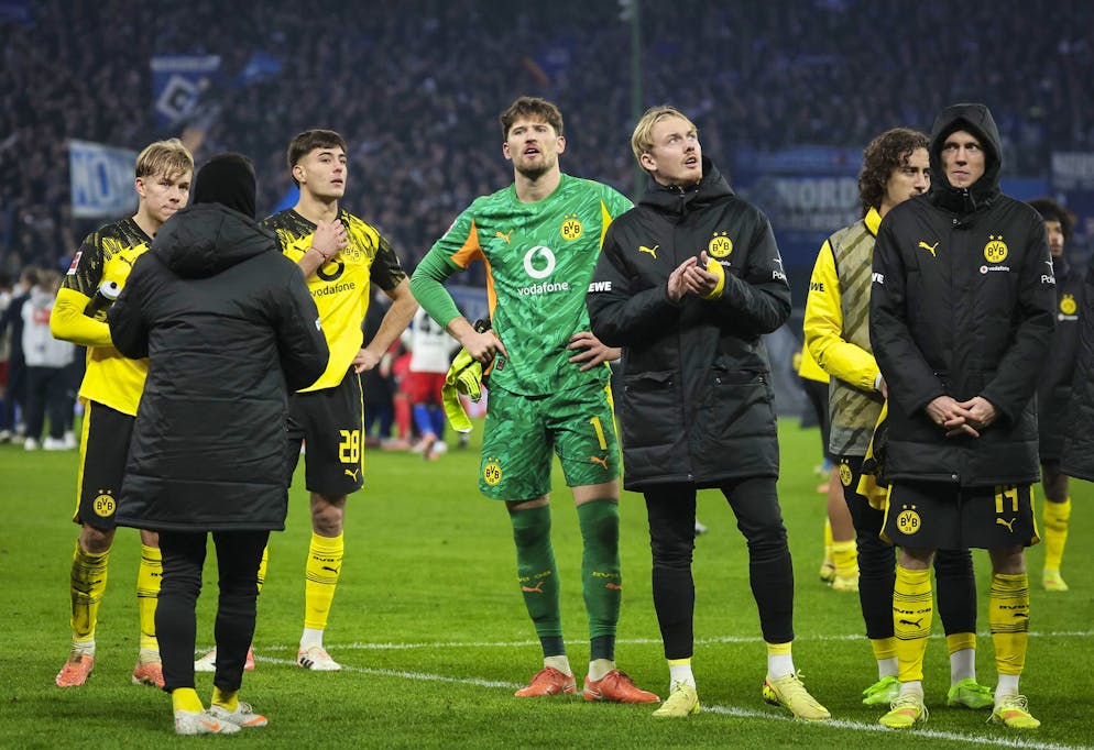 Gregor Kobel und weitere Spieler des BVB stehen nach dem Abpfiff vor der Dortmunder Fankurve.