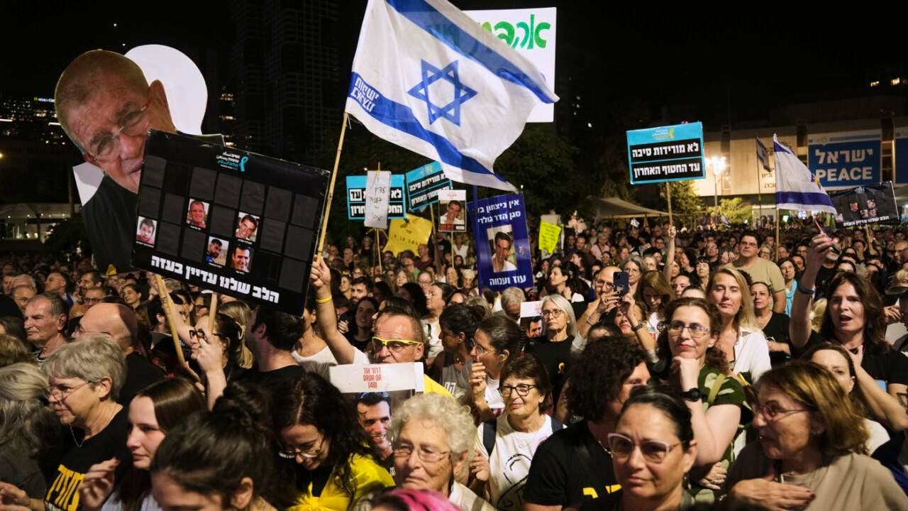 Politics. Israel: Surviving hostages demand return of remaining bodies