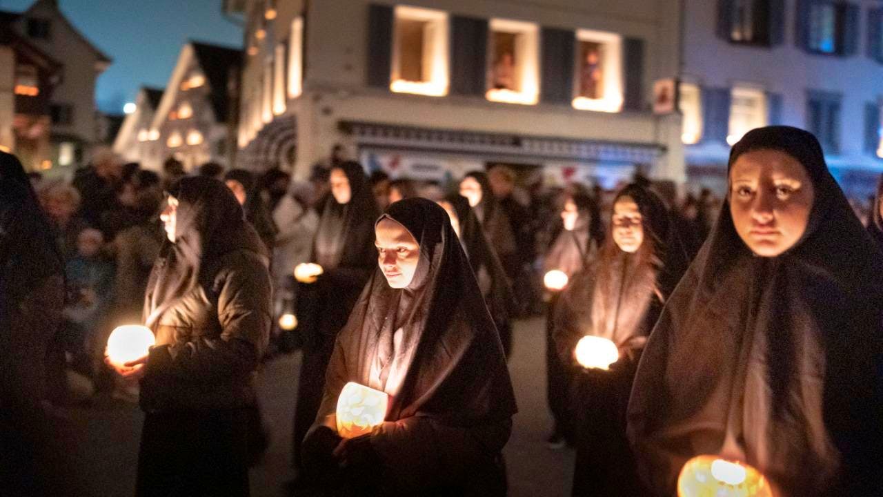 Customs. Thousands of Räbeliechtli light up the night in Richterswil ZH