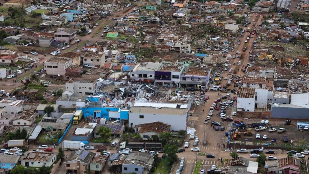 HANDOUT - Von einem Tornado zerstörte Häuser in Rio Bonito do Iguaçu. Foto: Jonathan Campos/Parana Government/AP/dpa - ACHTUNG: Nur zur redaktionellen Verwendung im Zusammenhang mit der aktuellen Berichterstattung und nur mit vollständiger Nennung des vorstehenden Credits