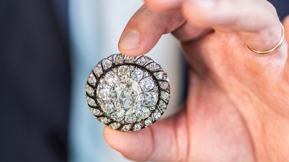 Genève. Une broche de Napoléon et des bijoux à plusieurs millions aux enchères