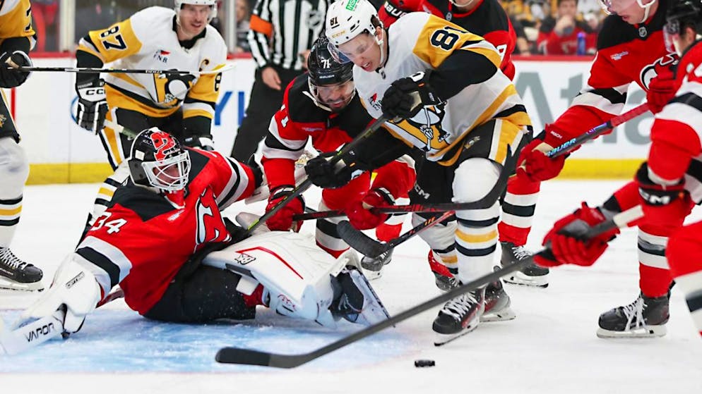 NHL. New Jersey still a force at home - Hischier deflects shot with his head