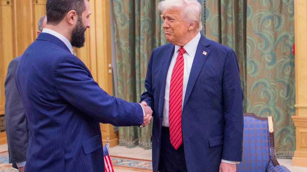 HANDOUT - Auf diesem vom saudischen Königspalast veröffentlichten Handout schüttelt Präsident Donald Trump (r) dem syrischen Interimspräsidenten Ahmad al-Scharaa die Hand. Foto: Bandar Aljaloud/Saudi Royal Palace/dpa