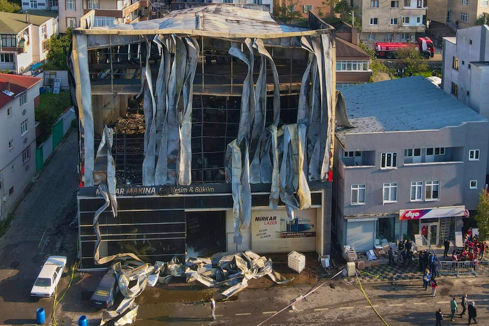 Deux étages d'un immeuble utilisé comme dépôt et usine de parfumerie ont été carbonisés par les flammes.