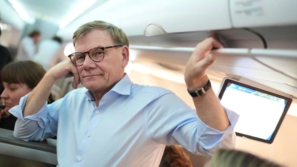 Deutschlands Außenminister Johann Wadephul (CDU) während eines Hintergrundgesprächs mit mitreisenden Medienvertreterinnen und Medienvertretern auf einem Rückflug nach Berlin. Foto: Marcus Brandt/dpa