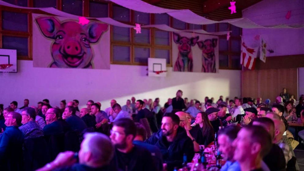 L'Ajoie célèbre le cochon avec la fête de la Saint-Martin - Gallery. Un souper spectacle a rassemblé des centaines de convives vendredi soir dans la salle polyvalente de Chevenez.