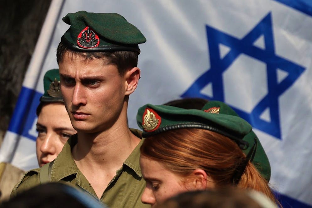 Des soldats israéliens assistent aux funérailles du soldat Oz Daniel, à Kfar Saba, en Israël, le 6 novembre 2025.