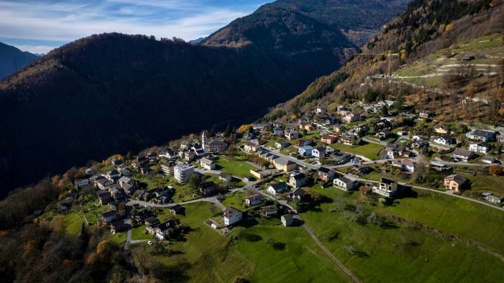 Attilio Savioni è il sindaco più longevo in carica. Il Comune di Castaneda conta circa 285 abitanti. Nel villaggio si trova l'unica scuola della Val Calanca, frequentata attualmente da 28 alunne e alunni.