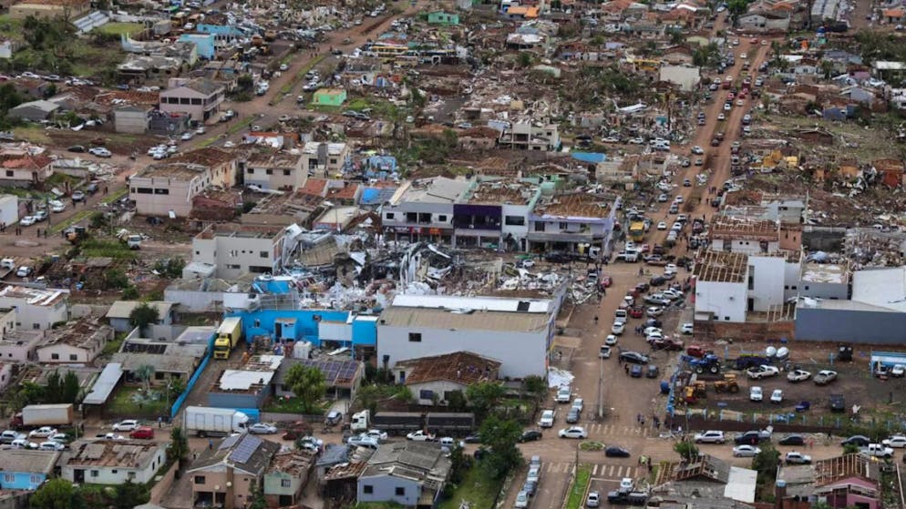 La tornade, qui n'a duré que quelques minutes, a renversé des voitures et détruit des maisons entières vendredi à Rio Bonito do Iguaçu.