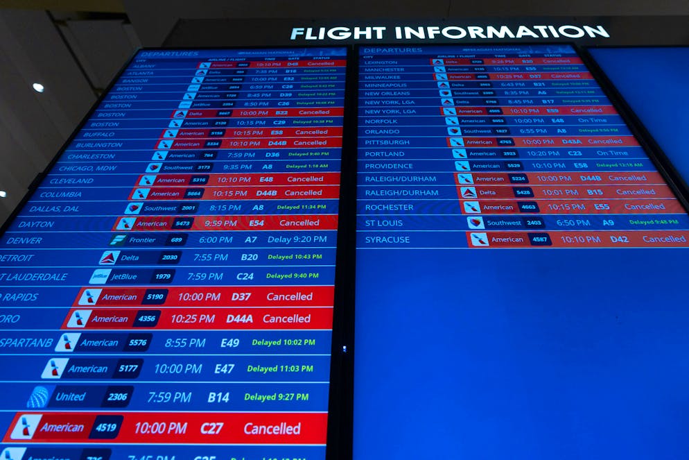 There are numerous delays in air traffic in the USA due to staff shortages.