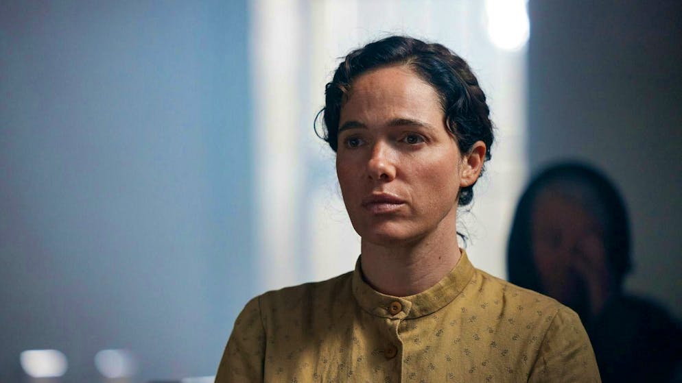 Verena Altenberger plays one of the leading roles in the ZDF historical drama "Sturm kommt auf", based on Oskar Maria Graf's pacifist novel "Unruhe um einen Friedfertigen".