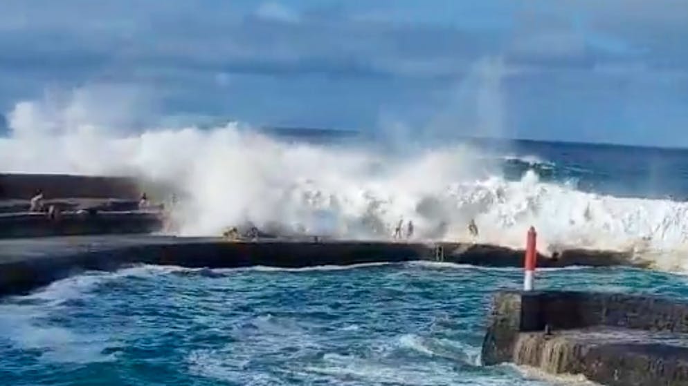 Three dead, 15 injured. Giant waves drag tourists into the sea on Spanish vacation island