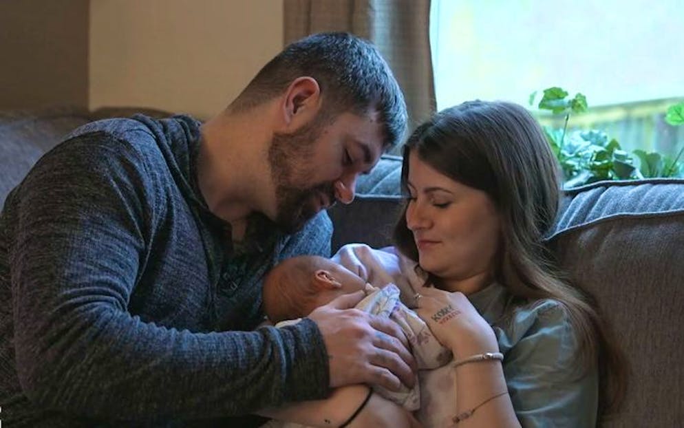 Haben sich über eine Brieffreundschaft gefunden: TV-Auswandererpaar Rebecca und Kory mit ihrem Baby. 