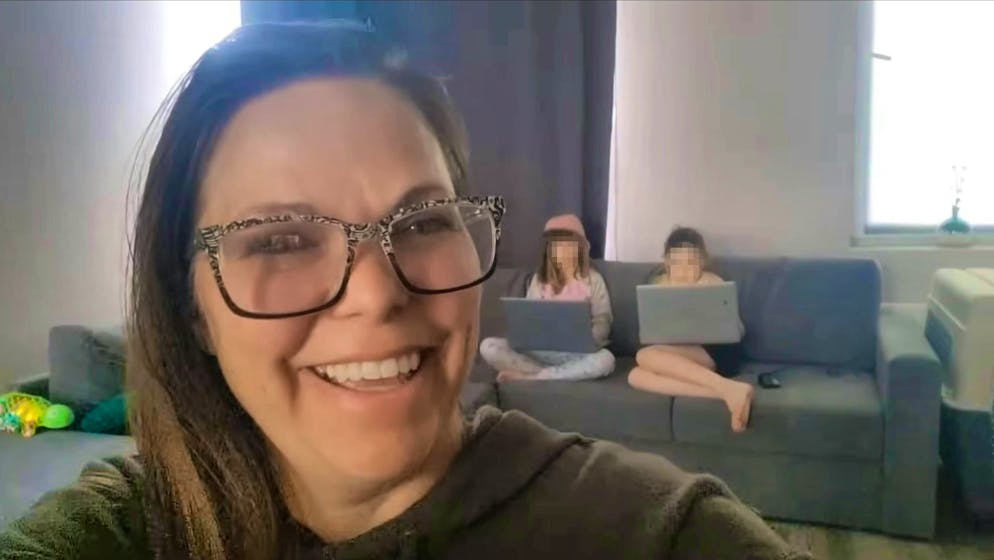 Scène bizarre avec la mère et les filles : les enfants, le papa s'engage dans l'armée.