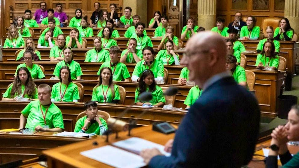 Participants in the Youth Session 2025 listen to Federal Chancellor Viktor Rossi during his speech in the National Council chamber.