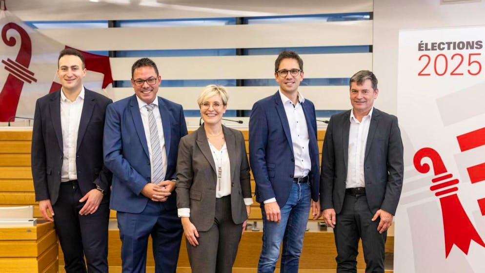I ministri eletti al secondo turno posano per la foto ufficiale del Governo giurassiano: da sinistra, Valentin Zuber (PS), Stéphane Theurillat (Centro), Rosalie Beuret Siess (PS), Raphaël Ciocchi (PS) e Jean-Paul Lachat (Centro).