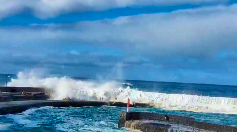 Giant waves pull tourists into the sea on Spanish vacation island | blue News