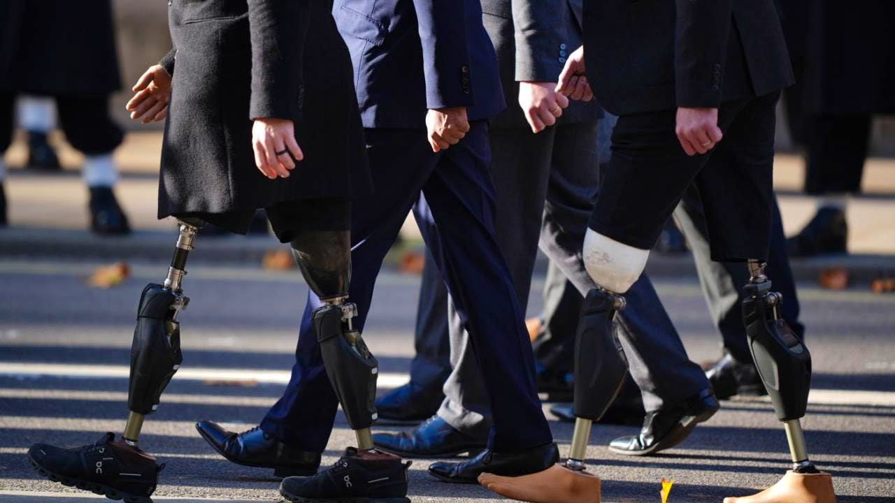 Grossbritannien. Stille am Cenotaph: König Charles ehrt Gefallene