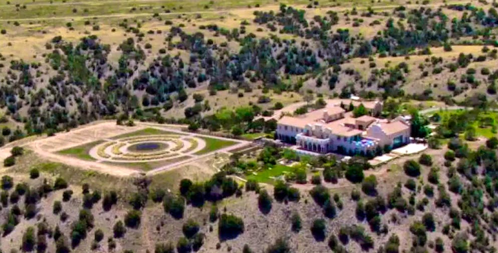 C'est ici que le prédateur sexuel Jeffrey Epstein recevait ses invités : le Zorro Ranch, situé dans une région isolée du Nouveau-Mexique.