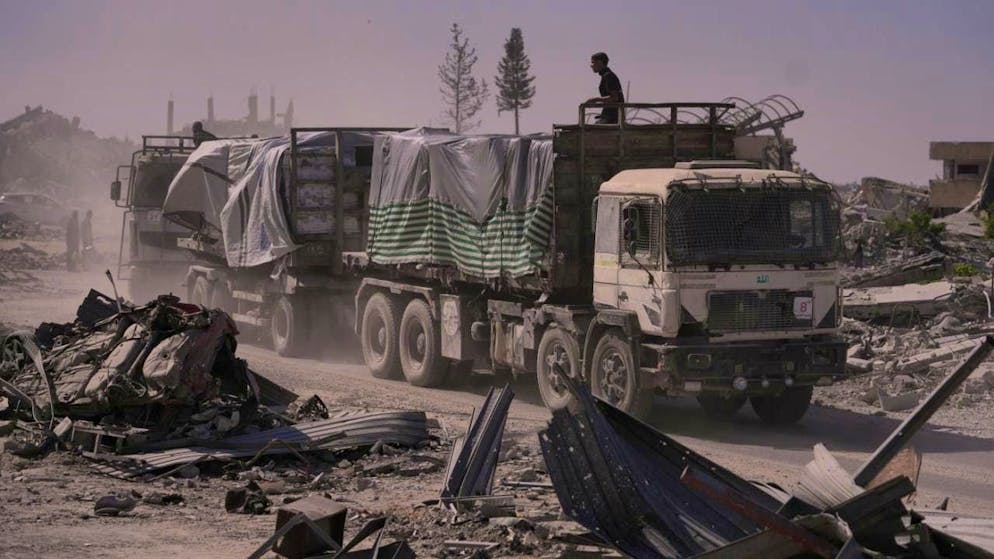 dpatopbilder - Trucks with humanitarian aid drive through Chan Junis in the southern Gaza Strip. Photo: Jehad Alshrafi/AP/dpa