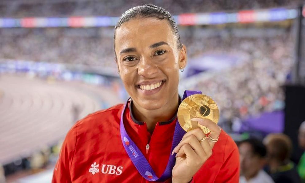 L'ostacolista con la medaglia di campionessa del mondo