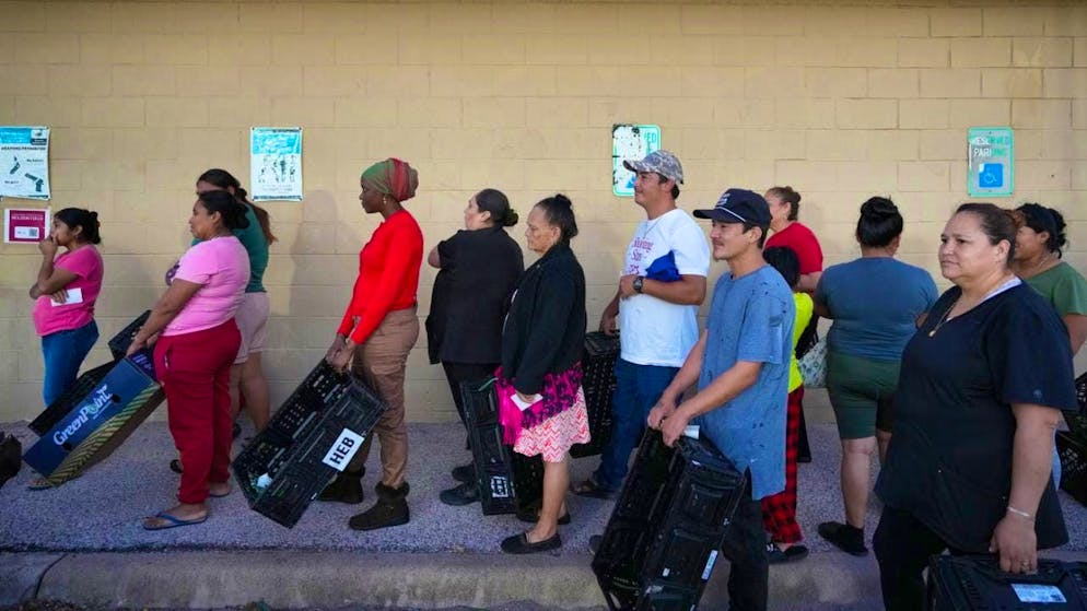 ARCHIVE - People wait in line at a Central Texas Food Bank distribution center. Photo: Jay Janner/Austin American-Statesman/dpa - ATTENTION: For editorial use only and only with full attribution to the above credit