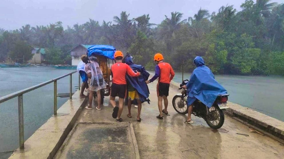 In this photo provided by the Philippine Coast Guard, rescue workers evacuate people in Quezon province in the eastern Philippines as Typhoon Fung-wong makes landfall. Photo: Uncredited/PHILIPPINE COAST GUARD/AP/dpa