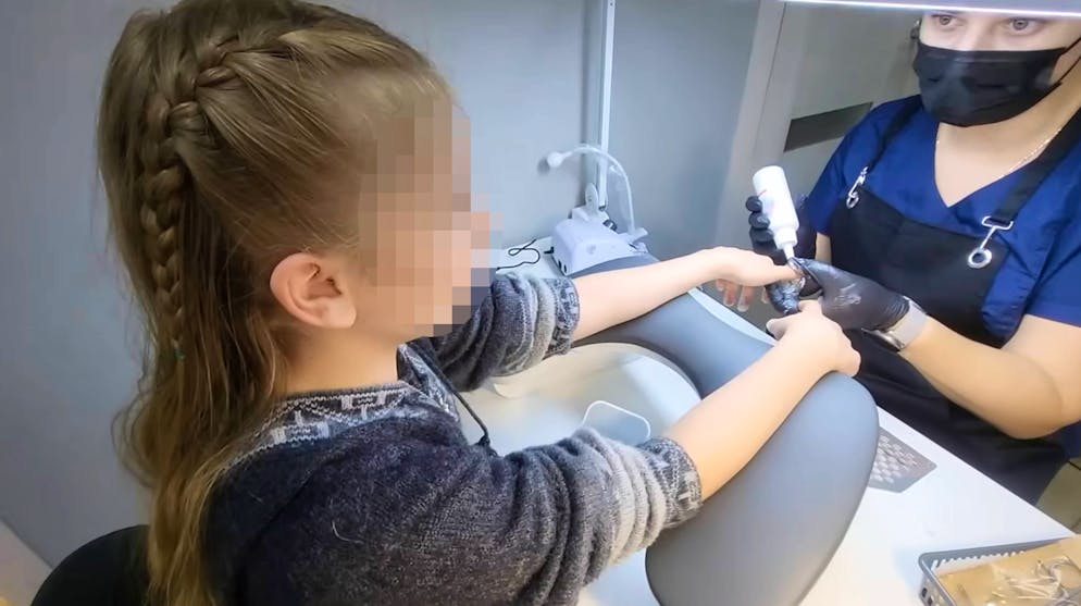 Neuer Look: Eine der Töchter feiert im Oktober ihren zwölften Geburtag und darf sich die Nägel machen lassen, während Mama filmt.