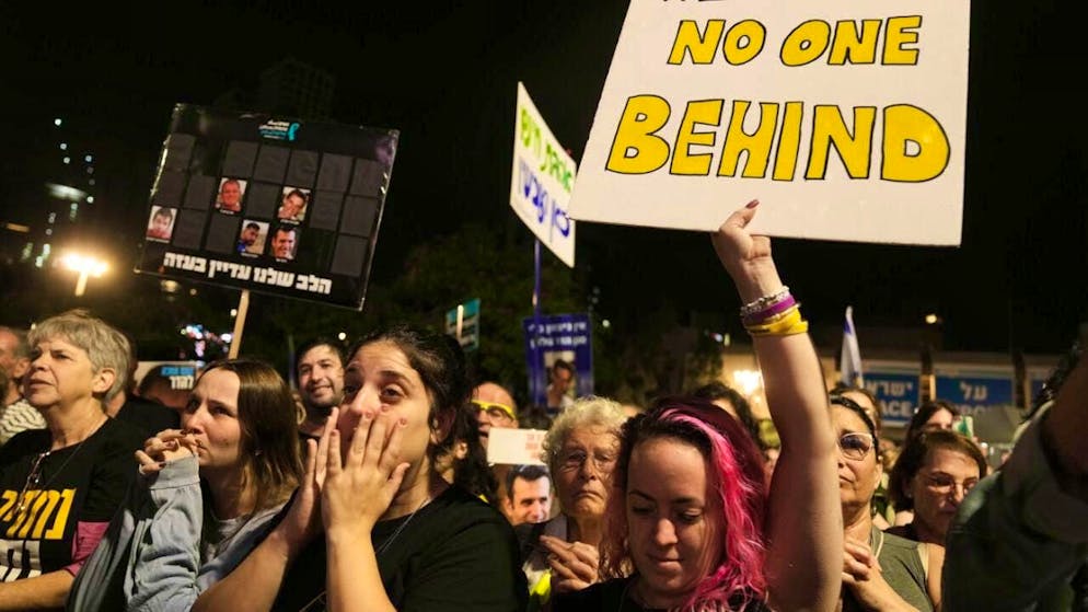 People take part in a rally in Tel Aviv, Israel, demanding the return of deceased hostages held by Hamas in the Gaza Strip. Photo: Mahmoud Illean/AP/dpa
