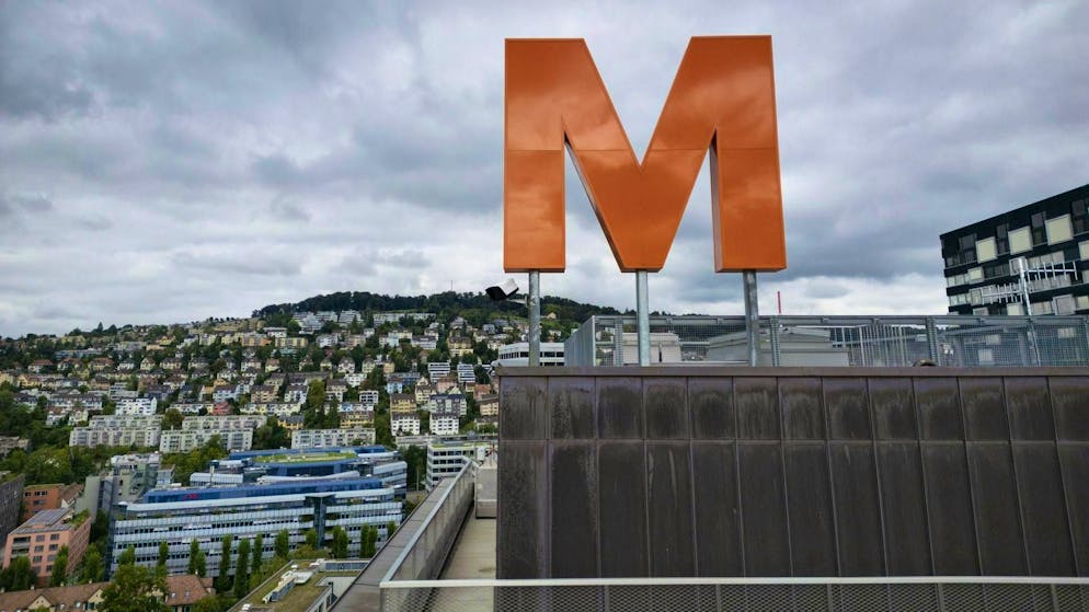 The Migros high-rise on Zurich's Pfingstweidstrasse: the retailer is apparently hitting harder than before in its price war with ^manufacturers.