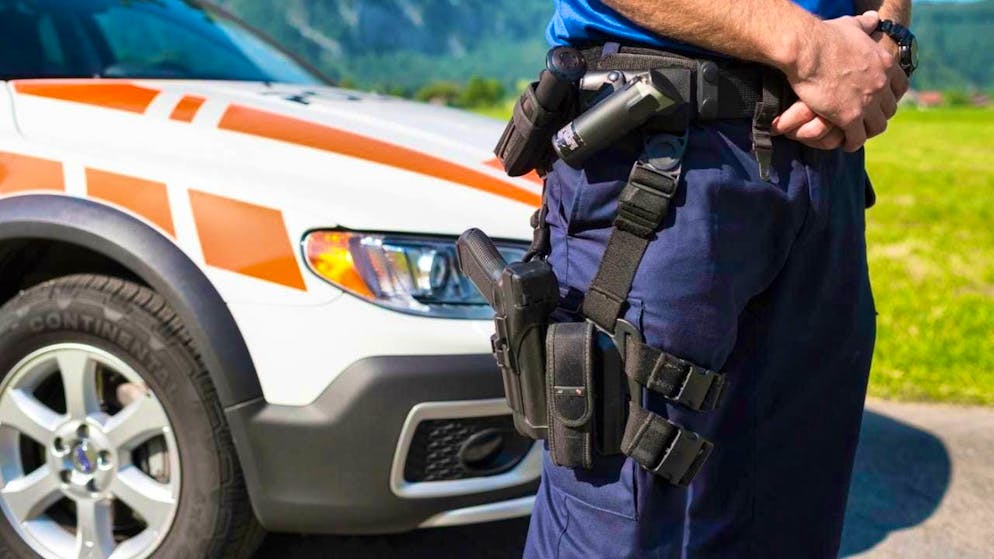 A member of the Glarus cantonal police used a firearm against a violent offender on Friday. (symbolic image)