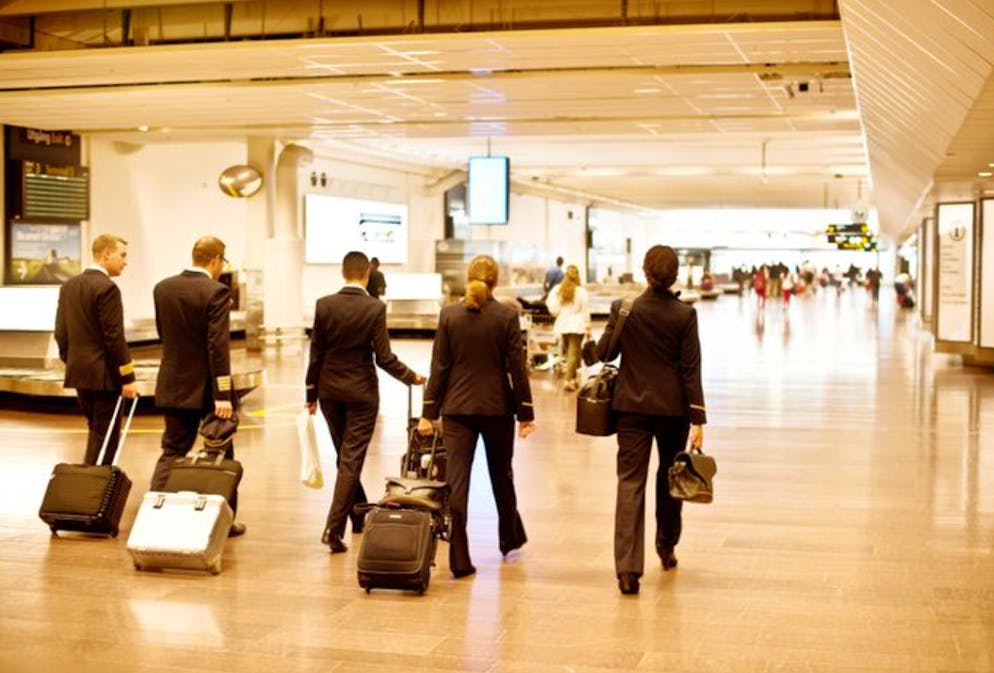 Die geheimen Codes der Flight Attendants. Das Flugteam spricht in bestimmten Fällen von sogenannten «Dead Heads». Die naheliegende Annahme, es handele sich hierbei um eine verstorbene Person an Bord, ist jedoch inkorrekt. Ein «Dead Head» bezeichnet ein Crew-Mitglied, das gerade nicht im Dienst ist, sondern nur mitfliegt oder zu einem anderen Standort für einen Einsatz geflogen wird.