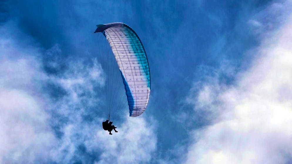 Two paraglider pilots who took off almost simultaneously crashed in the canton of St. Gallen on Saturday. (archive picture)