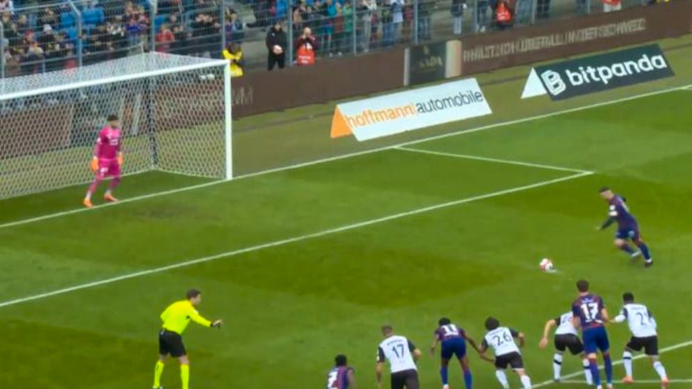 Scene in the video. Spectacular double save: Saipi saves the Shaqiri penalty here