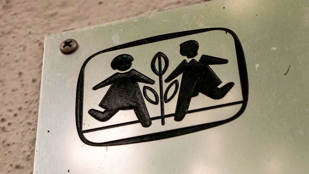 ARCHIV - Das Logo von «SOS Kinderdorf» auf einem Schild. Foto: Peter Kneffel/dpa