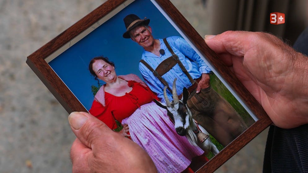 «Bauer, ledig, sucht»: Tränenreicher Abschied bei Bauer Peter und seiner Brigitte. … ein Foto aus ihrer gemeinsamen Hofwoche. Die Emotionen übermannen den Hofherrn.