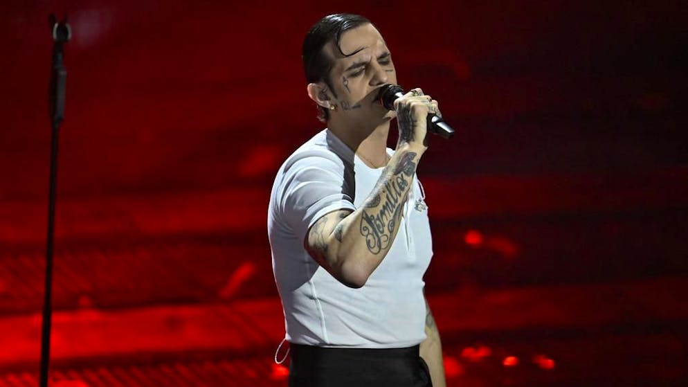 Lontano dai riflettori. Achille Lauro ammette: «È stato un momento difficile»