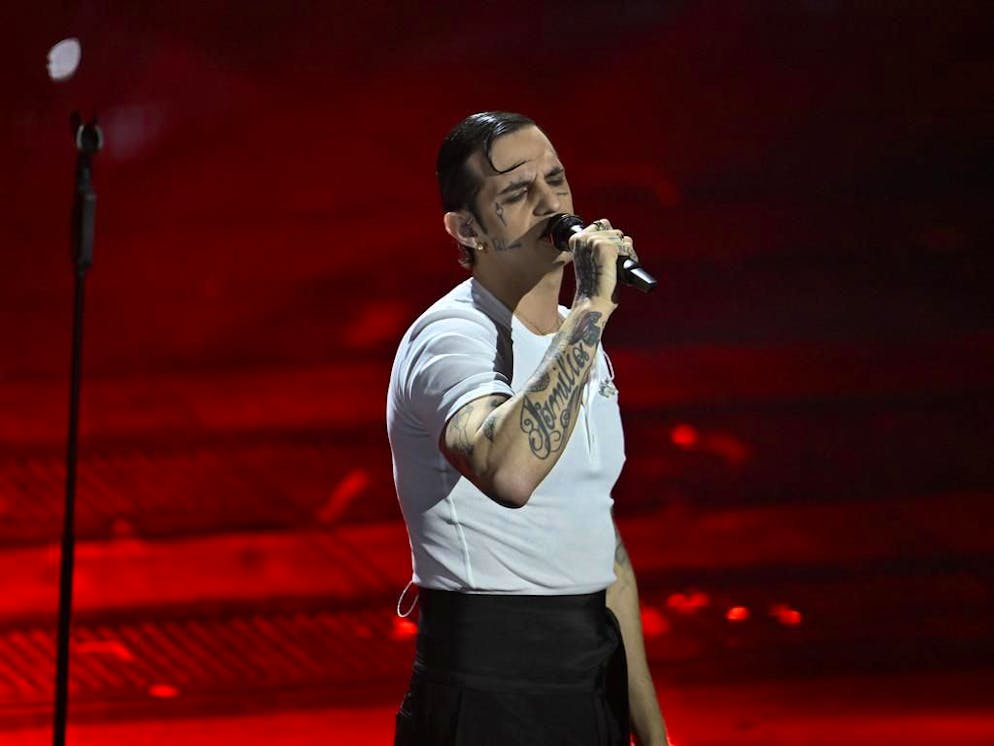 Il prossimo 10 giugno Achille Lauro si esibirà allo Stadio Olimpico di Roma.