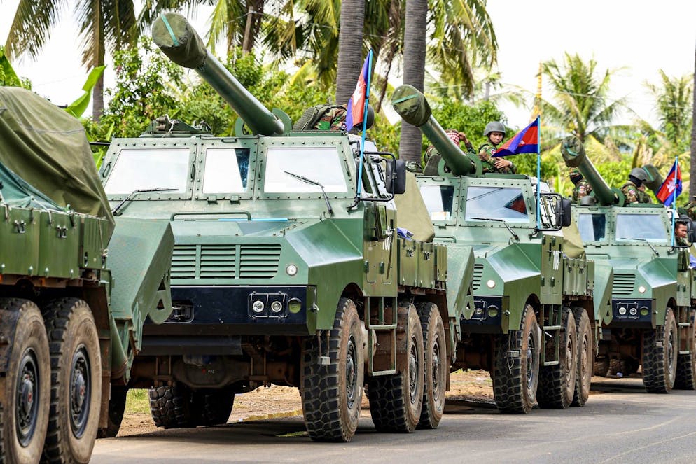 Veicoli militari cambogiani in movimento