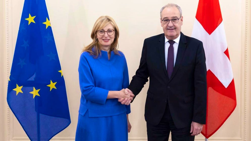 Bundesrat Guy Parmelin und EU-Kommissarin Ekaterina Sachariewa stärken mit einem Abkommen die Zusammenarbeit der Schweiz und der EU in den Bereichen der Forschung und der Bildung.