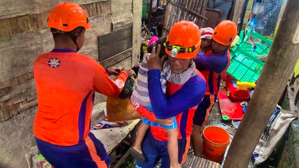HANDOUT - In this photo provided by the Philippine Coast Guard, rescue workers evacuate residents in Virac. Photo: Uncredited/Philippine Coast Guard/AP/dpa - ATTENTION: For editorial use only and only with full attribution of the above credit