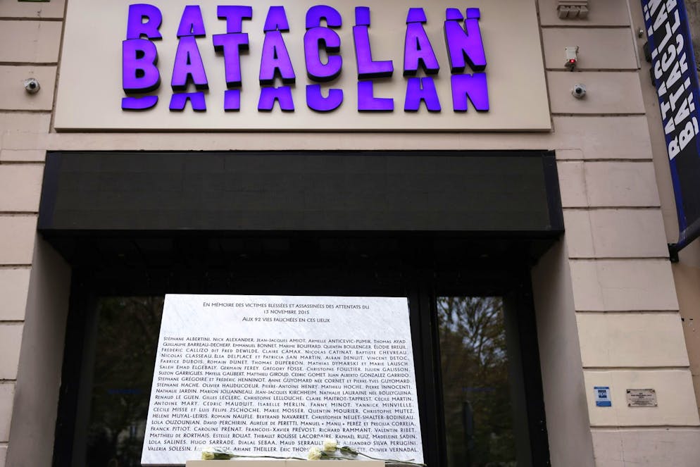 Il 13 novembre 2015, uomini armati hanno ucciso 130 persone in una serie di attacchi terroristici in diversi caffè parigini, allo stadio Stade de France e al concerto degli Eagles of Death Metal al teatro Bataclan