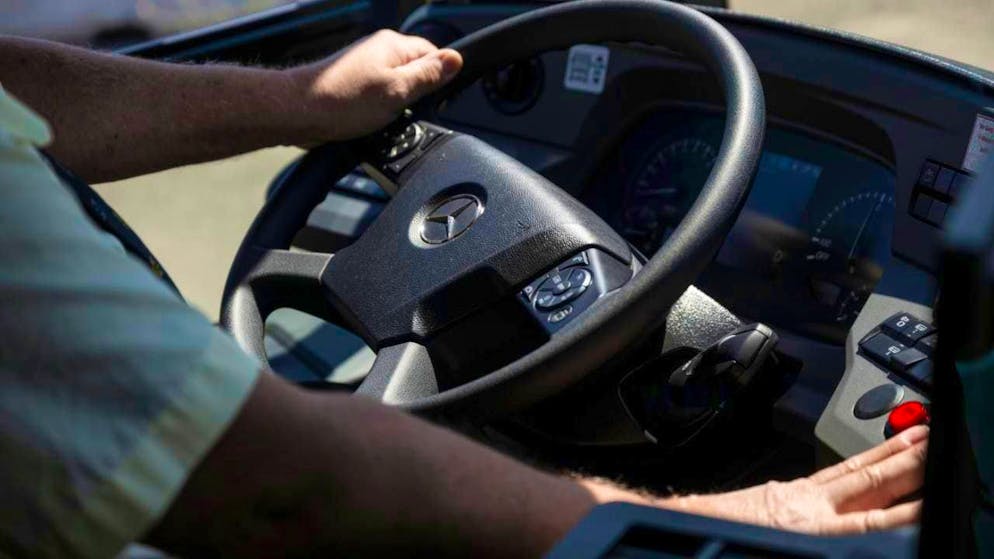 Bus drivers in Graubünden will soon no longer be selling tickets. (archive picture)