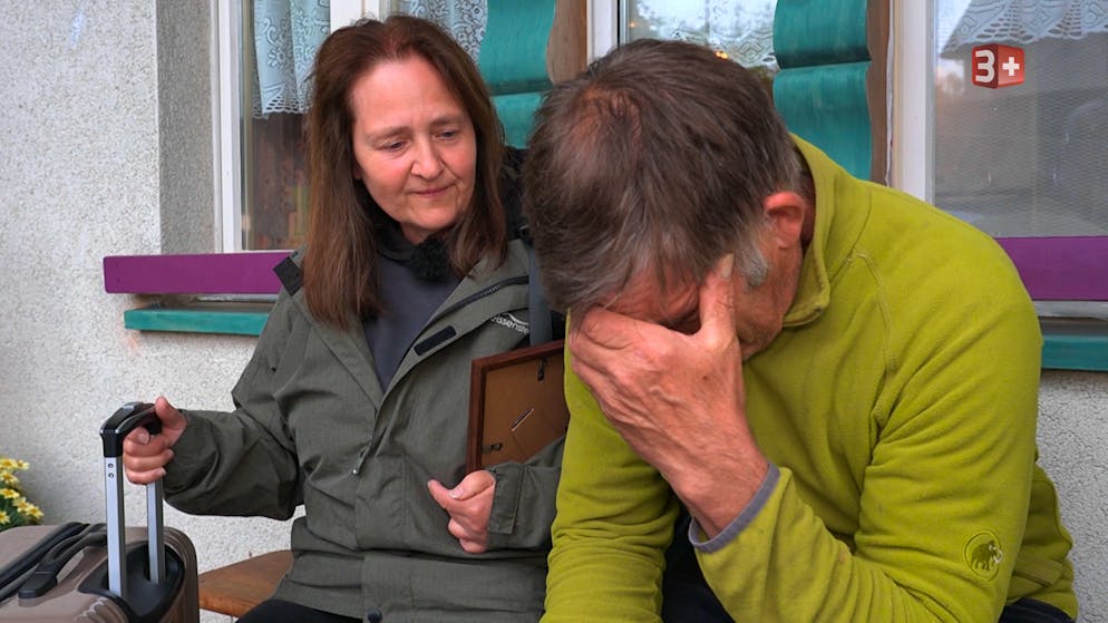 «Bauer, ledig, sucht»: Tränenreicher Abschied bei Bauer Peter und seiner Brigitte. Brigitte übergibt Bauer Peter ein Abschiedsgeschenk …