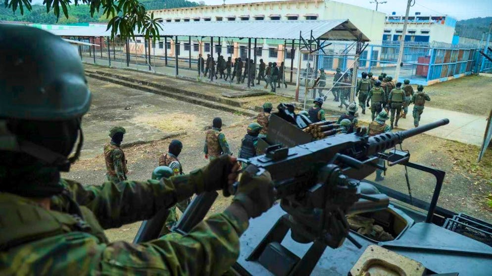 ARCHIVE - Soldiers enter a prison in Ecuador. Photo: Cesar Munoz/AP/dpa/Archive