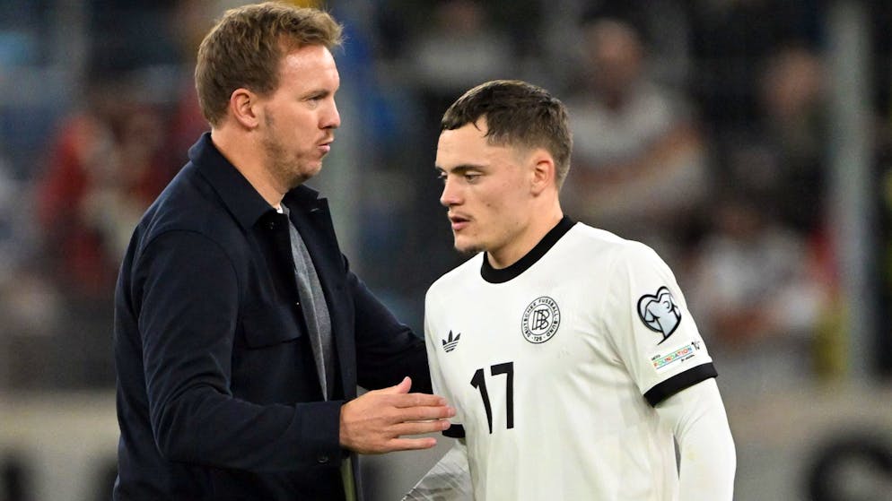Deutschlands Nationaltrainer Julian Nagelsmann (links) stärkt Florian Wirtz den Rücken.