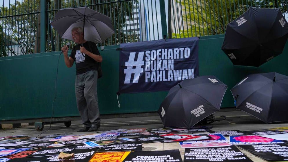 Politica. Indonesia: l'ex presidente Suharto nominato «eroe nazionale»