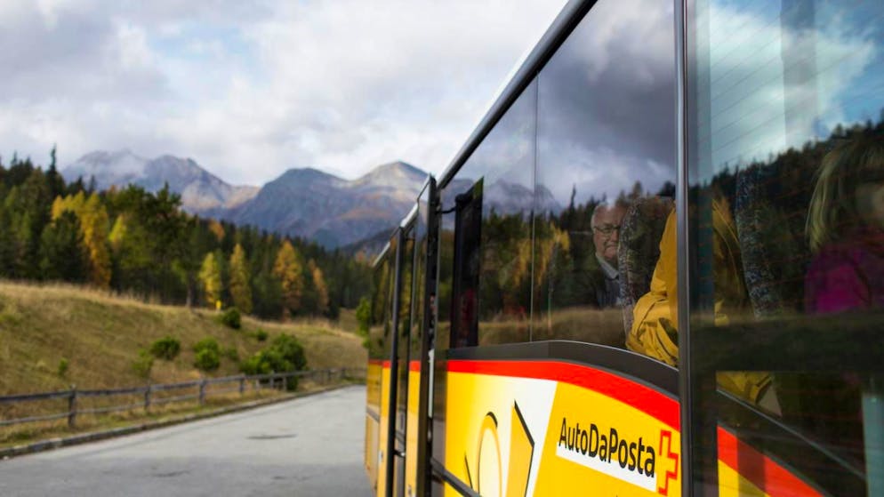 Dès mi-décembre, les passagers des cars postaux circulant aux Grisons pourront acheter leurs titres de transport via un mini-distributeur à bord et non plus auprès des conducteurs.