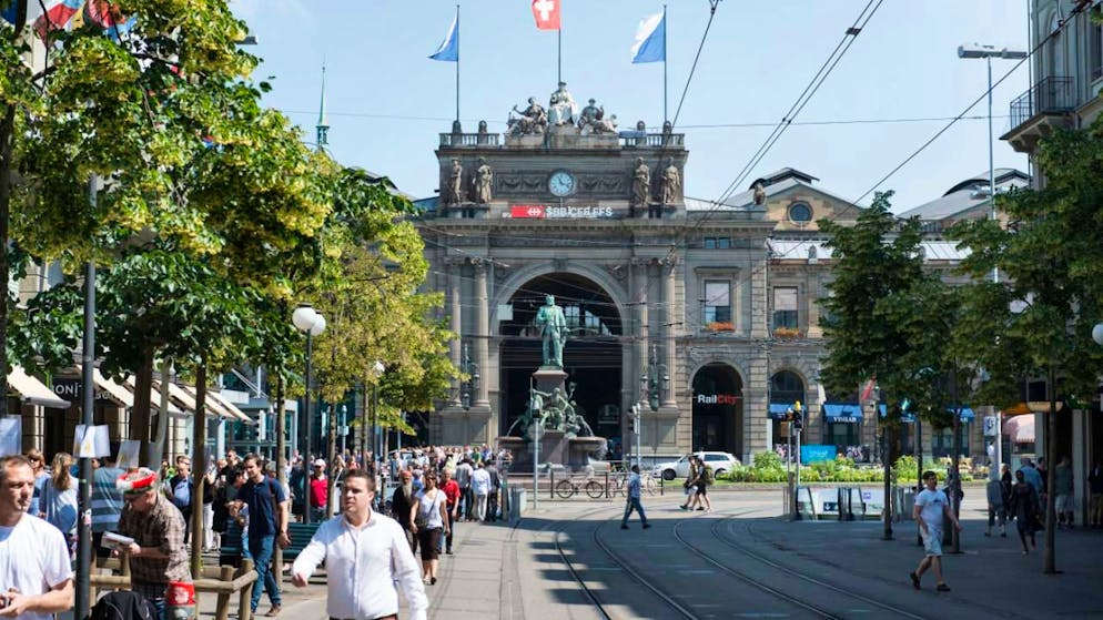 Il monumento dedicato ad Alfred Escher si staglia davanti alla stazione ferroviaria.