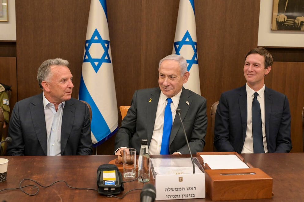 Le Premier ministre israélien Benjamin Netanyahu (au centre), l'envoyé spécial américain au Moyen-Orient Steve Witkoff (à gauche) et le gendre du président américain Donald Trump, Jared Kushner, s'étaient déjà rencontrés le 9 octobre 2025 pour réunion gouvernementale à Jérusalem.